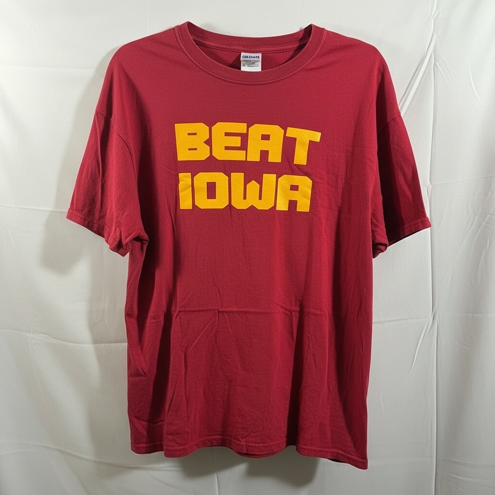 Gildan T-Shirt Mens XL Maroon Beat Iowa Graphic Short Sleeve Cotton Iowa State